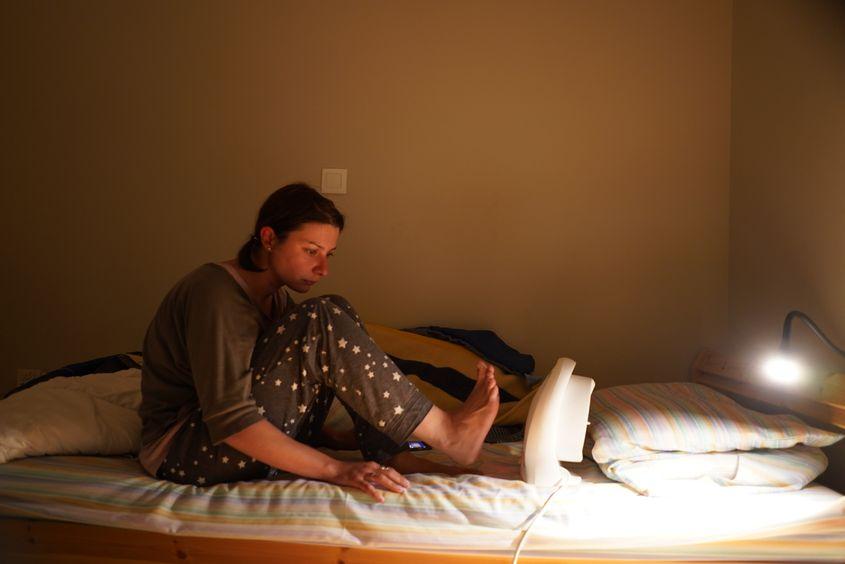 Autoarea, încălzindu-se la aerotermă în luna februarie, într-un apartament din Atena fără încălzire. Foto: arhiva personală