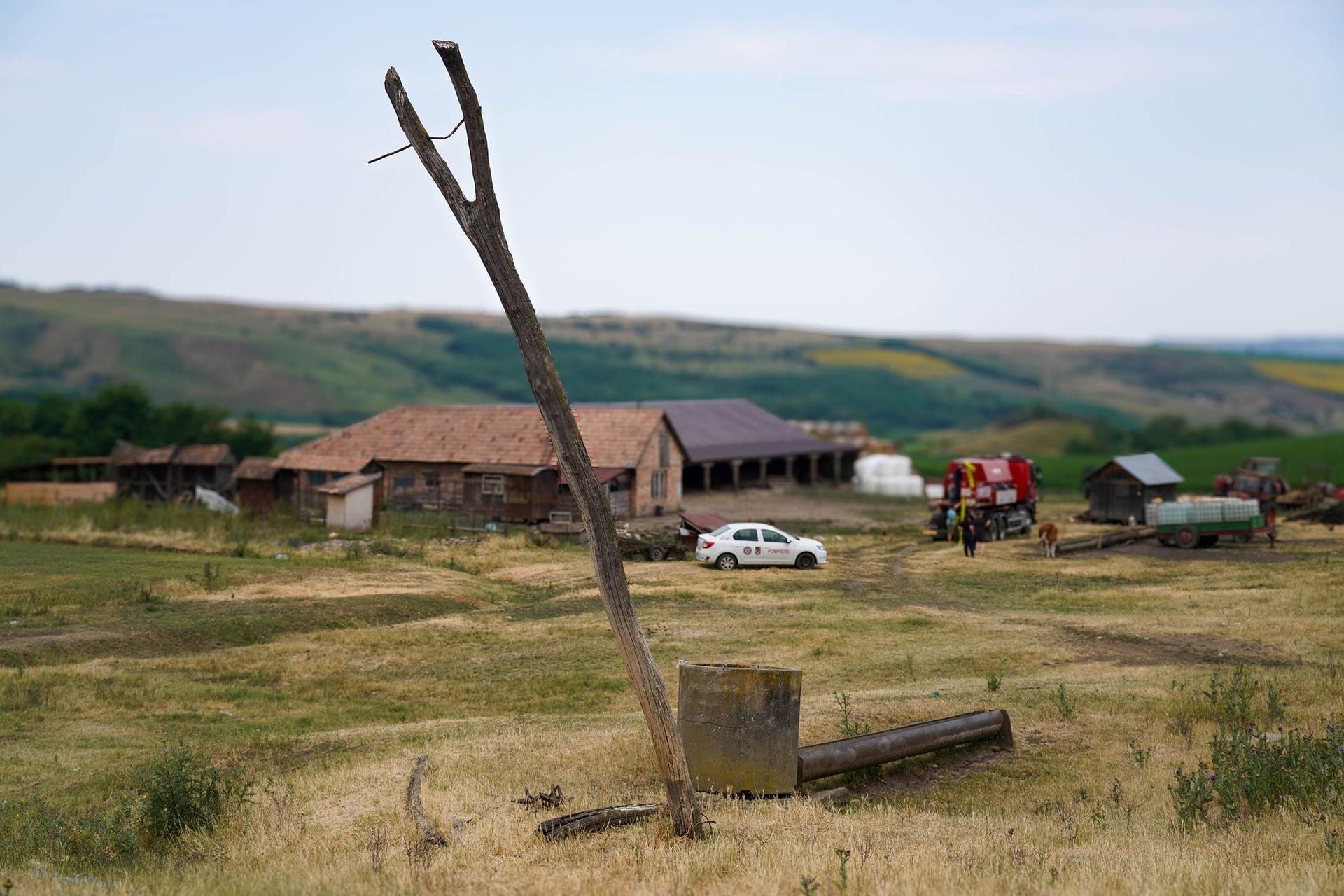 Fermă din Seuca-Gănești, județul Mureș, unde apa nu mai există. Nici măcar în fântâni și în sol. Foto: Raul Ștef