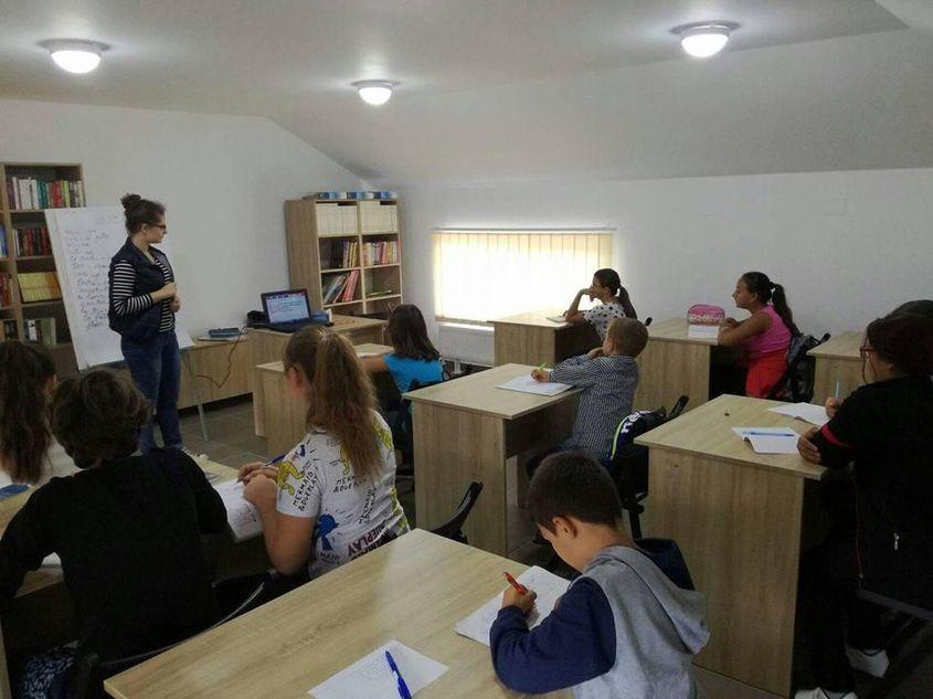 Eliza Neag, în timpul unei lecții la centrul social din Lada.