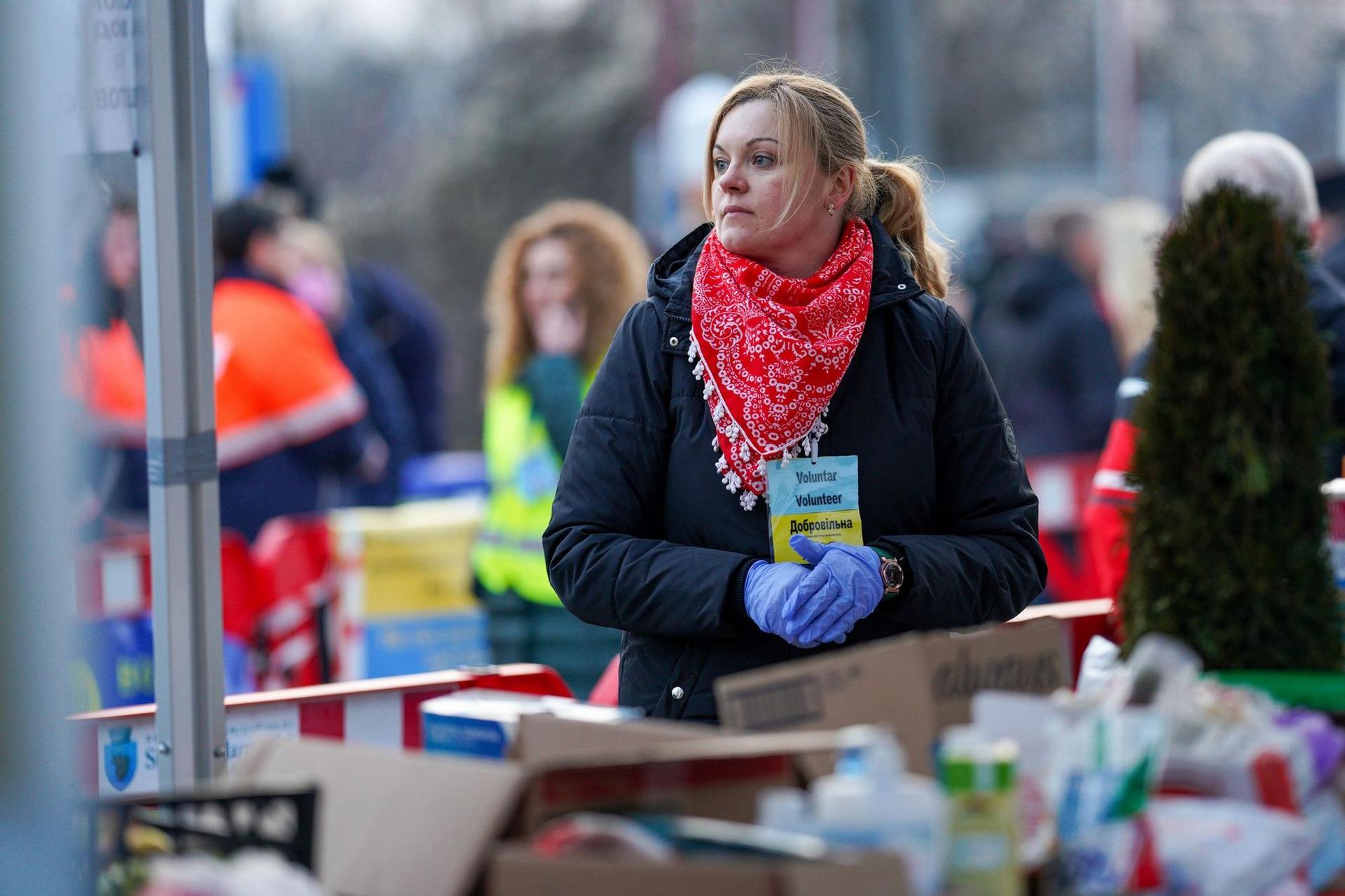 Măriuca, voluntar pentru ajutorarea refugiaților ucraineni la Vama Sighet, 6 martie 2022. Foto: Raul Ștef
