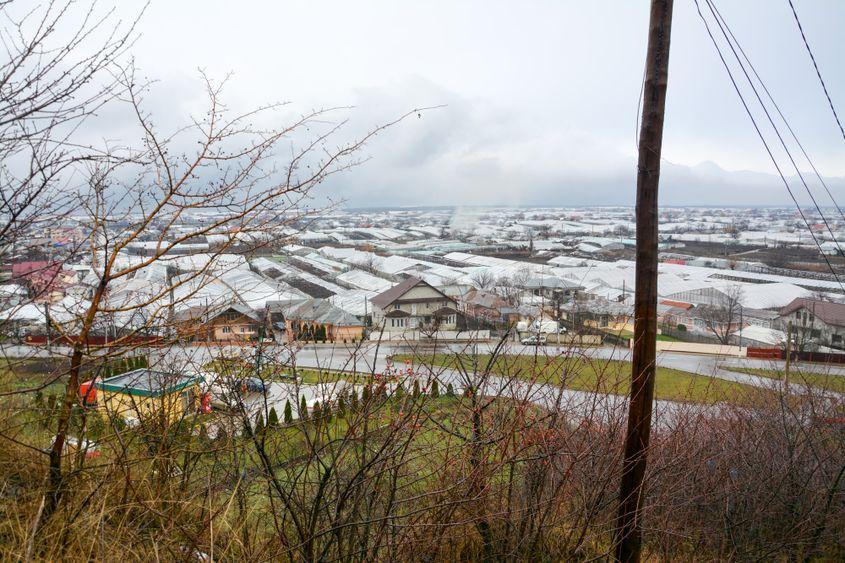 Pământul în Matca e puțin și scump. În sat au mai rămas doar mici spații între pereții caselor și solarii.