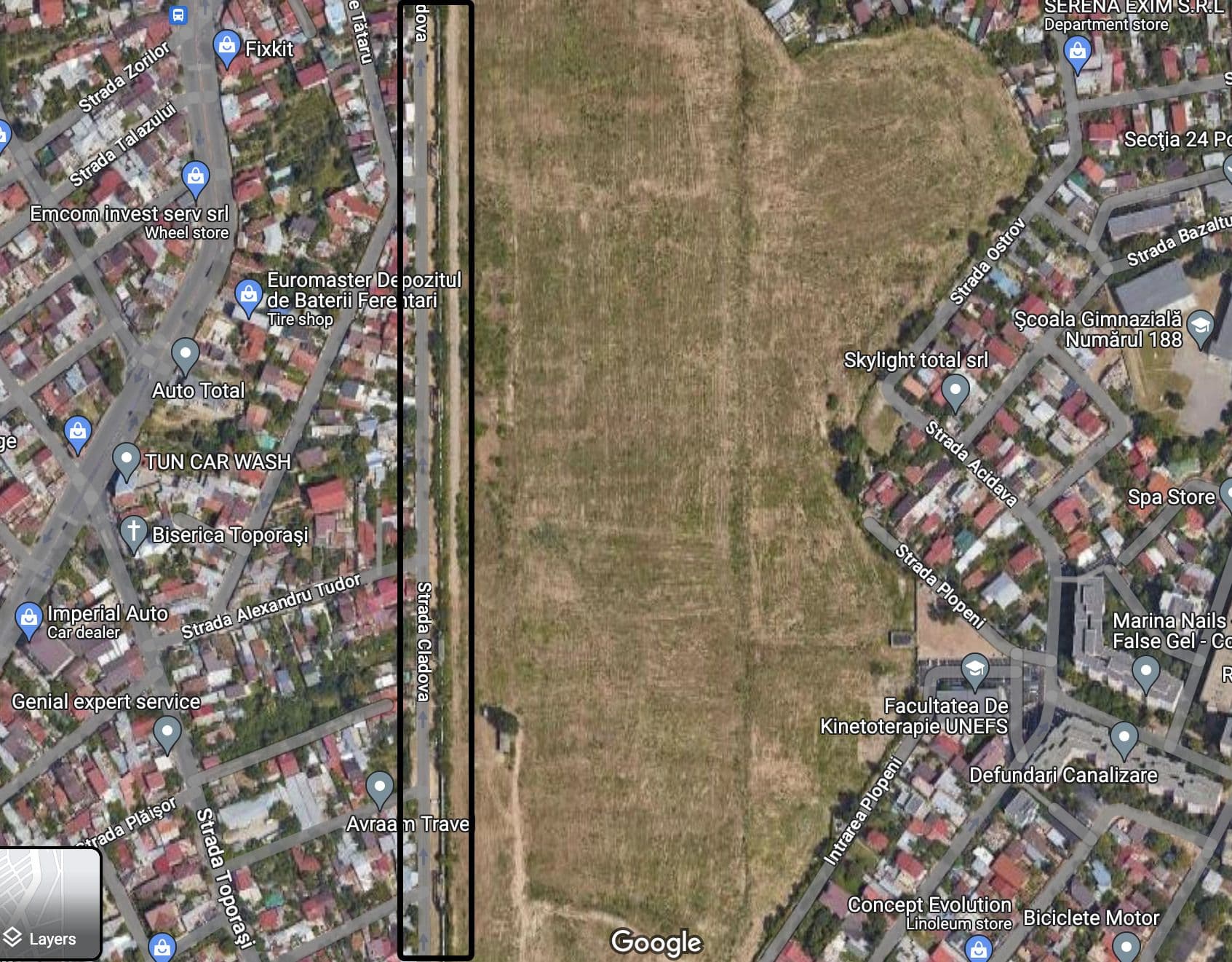 Terenul viran imens vecin cu strada Cladova.