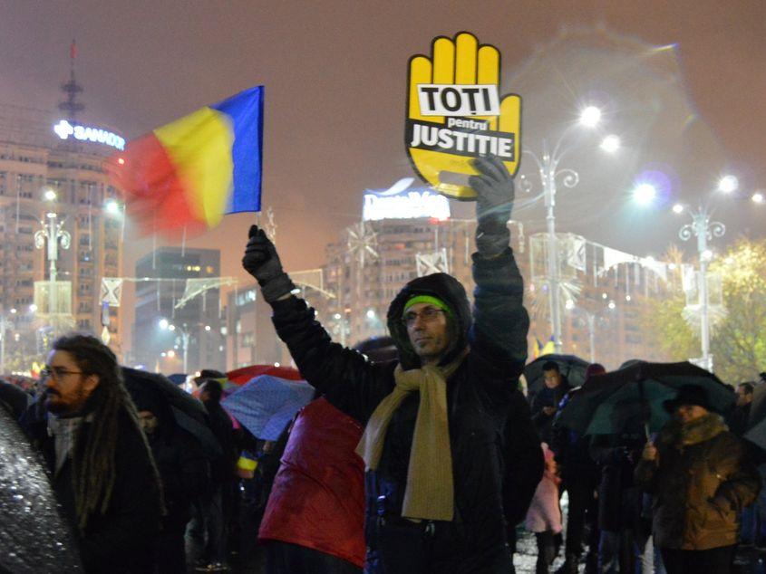 Câteva sute de persoane au protestat la Bucureşti în seara Zilei Naţionale. Fotografii: Raluca Pancu