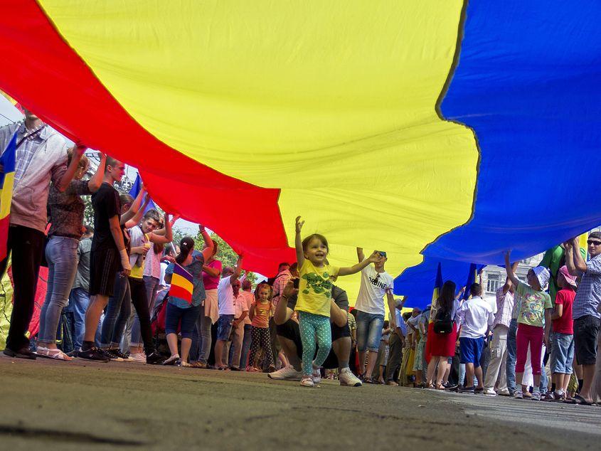Democratizarea Moldovei şi salvarea economiei sale nu mai sunt posibile, spun specialiştii, decât sub un steag comun cu România. Foto: Radu Ştefan / Mediafax Foto