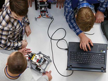 Știri din cealaltă Românie. În Focșani elevii au devenit campioni mondiali la robotică, iar în Suceava un medic oncolog a primit mită de 280 de ori într-o lună