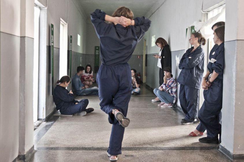 Dimineața, gardienii le-au cerut deținuților să găsească pedepse pentru colegii lor, apoi i-au pus să le execute ei.