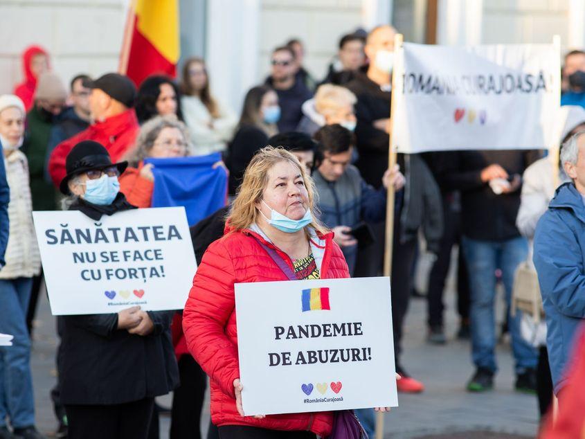 Cateva zeci de persoane participă la un protest anti vaccinare Covid la Cluj-Napoca, sâmbătă 23 octombrie 2021. Foto: Melinda Nagy / Inquam Photos