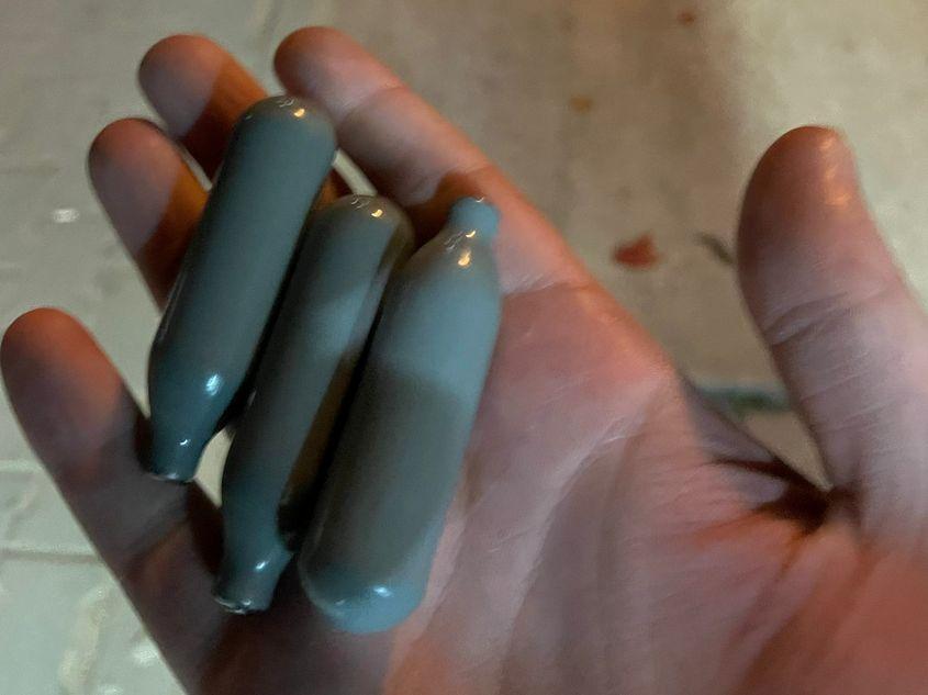 In urmă rămân tuburile folosite