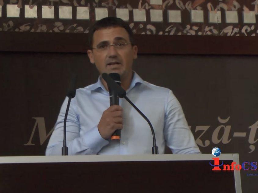 Rectorul Andrade I. Bichescu este profesor de sport și a fost ales în fruntea Universității din Reșița în 2016. FOTO: printscreen Youtube.