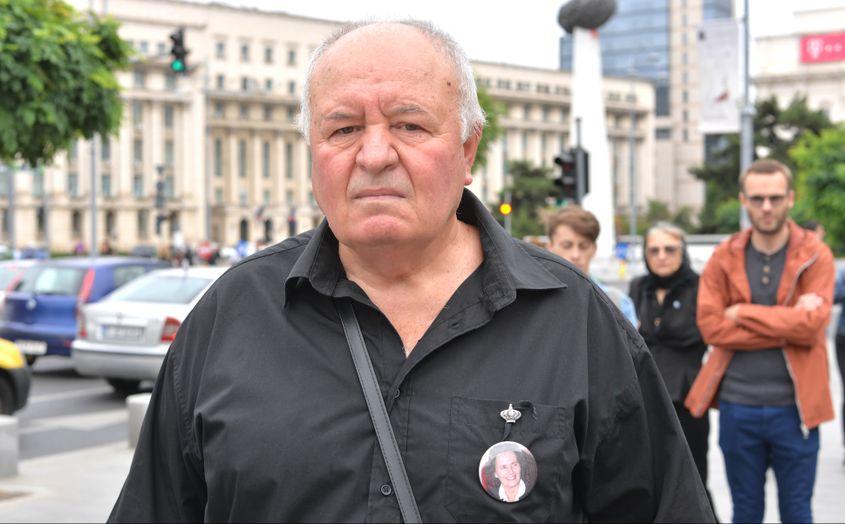 Îndoliat, un bărbat și-a prins în piept o insignă cu chipul reginei Ana. Foto: Iulia Marin