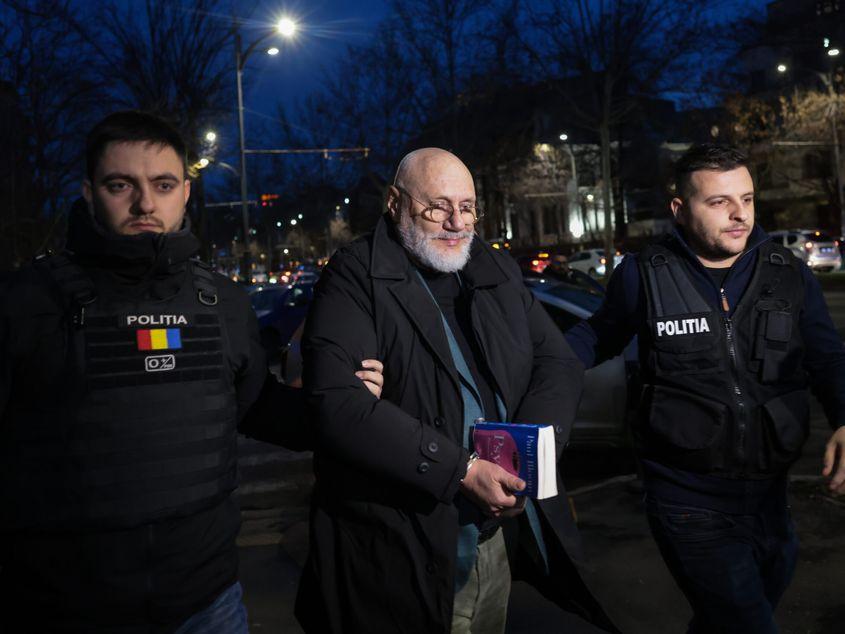 Cristian Andrei a fost adus în cătușe la Poliție și audiat timp de 8 ani în dosarul în care este anchetat de înșelăciune, exercitarea fără drept a unei profesii sau activități, viol și agresiune sexuală FOTO: Inquam Photos / George Călin