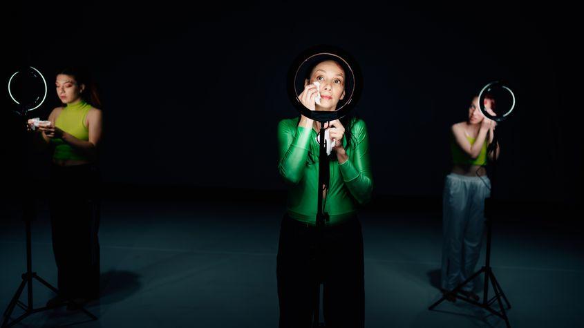 Memetics este un spectacol de dans contemporan inspirat din cultura digitală și pop. Foto: Centrul Național al Dansului București