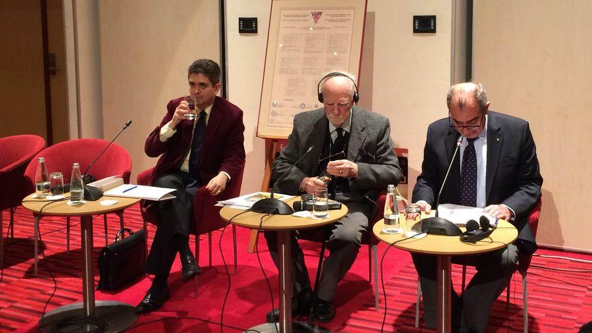 La masa vorbitorilor, Theodor Paleologu, Constantin Bălăceanu-Stolnici și Panagiotis Moutzourakis.