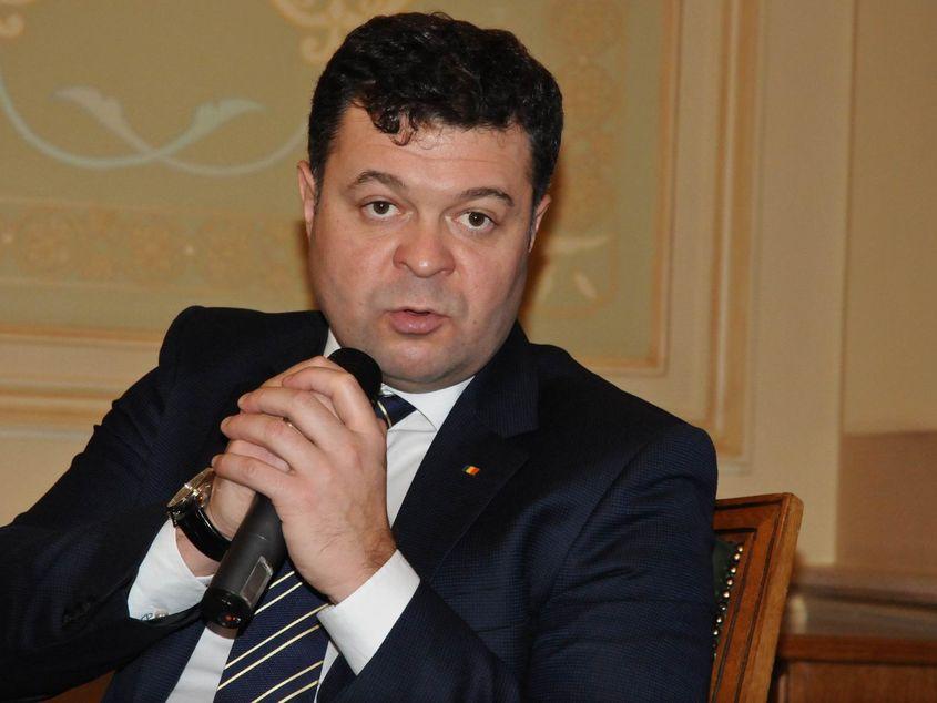Profesorul Marilen Pirtea este rectorul UVT din 2012 şi candidează pentru un loc de deputat. Foto: Lucian Muntean