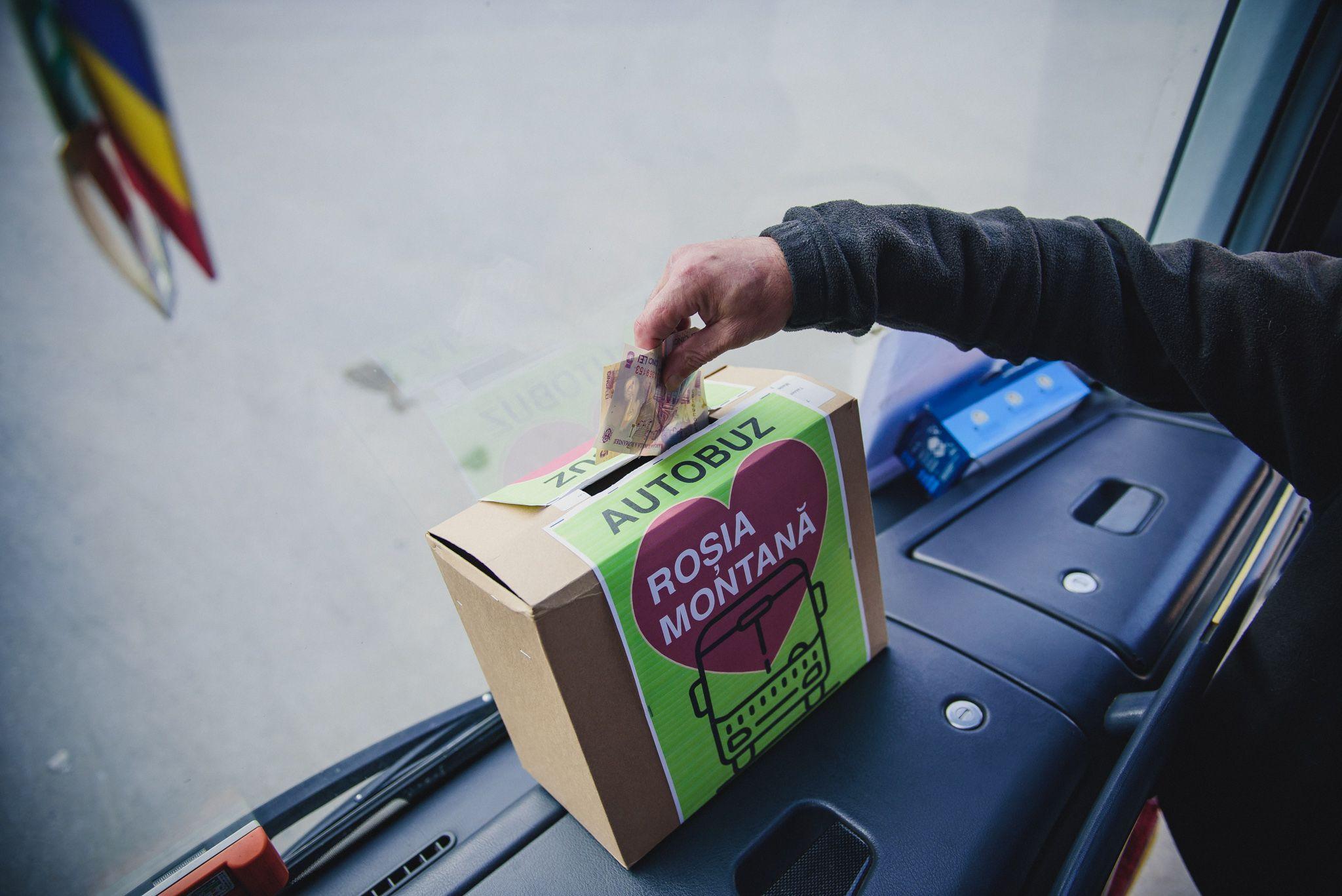 Contribuțiile locuitorilor din Roșia Montană pentru autobuzul care îi duce la Abrud