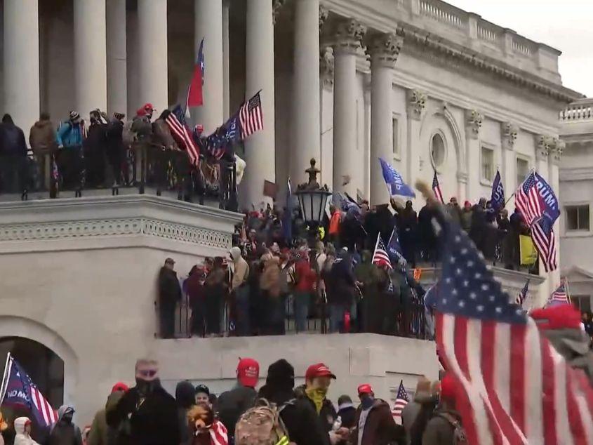 Congresul american, luat cu asalt de manifestanții pro-Trump. Foto: Captură feed Twitter