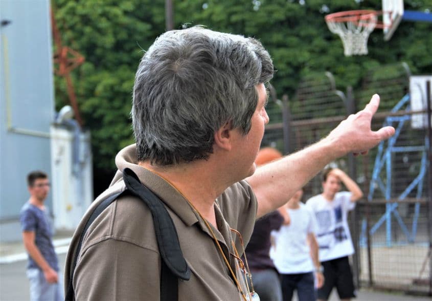 Matematicianul Enescu, deși nu foarte înalt, a fost un baschetbalist redutabil.