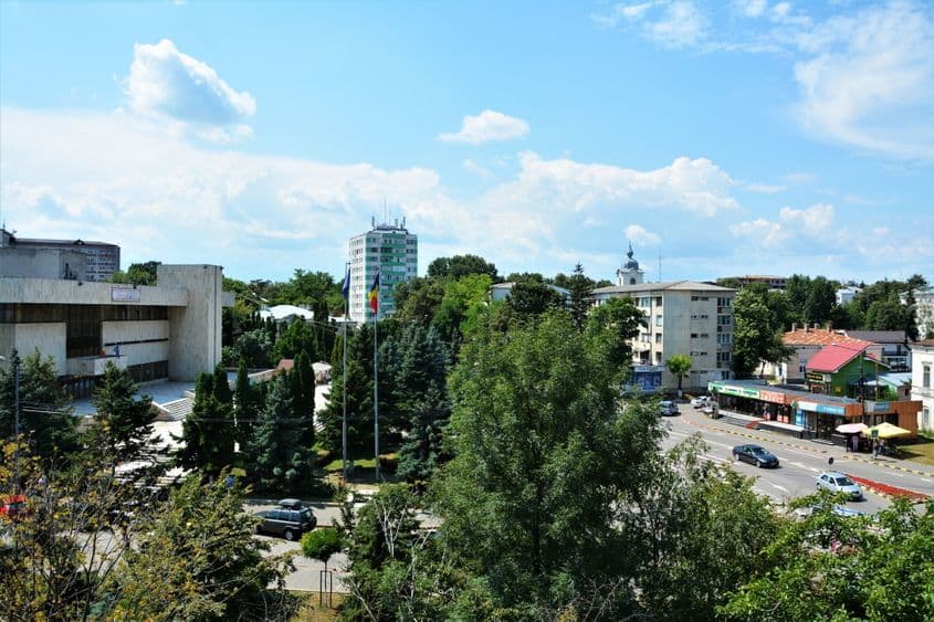 Mugurel locuia peste drum de Casa Sindicatelor, doi poli opuși ai lumii comuniste