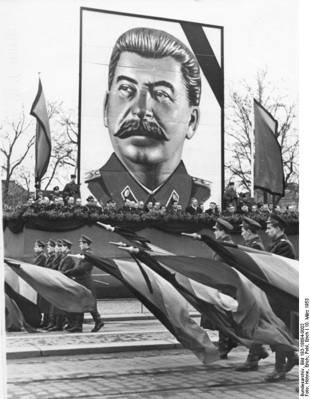 Paradă funerară în memoria lui Stalin, desfășurată la Dresda, în martie 1953. Sursa foto: Wikimedia