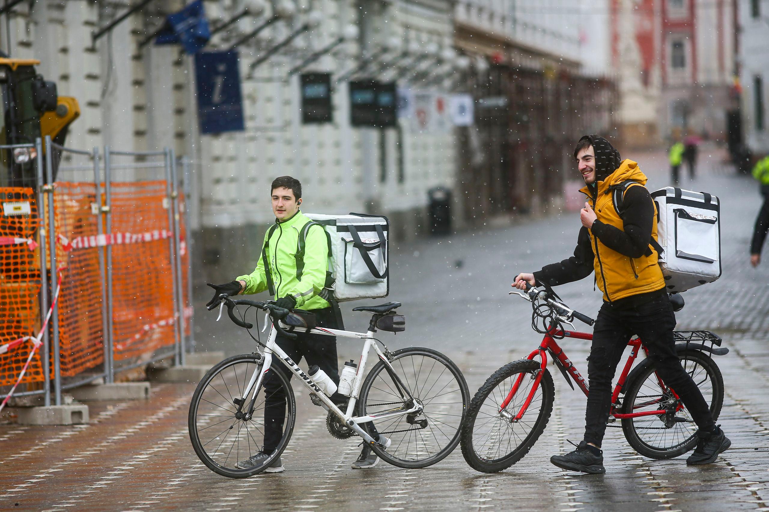 Livratori de mâncare, miercuri 25 martie 2020, Timisoara. Inquam Photos / Virgil Simonescu