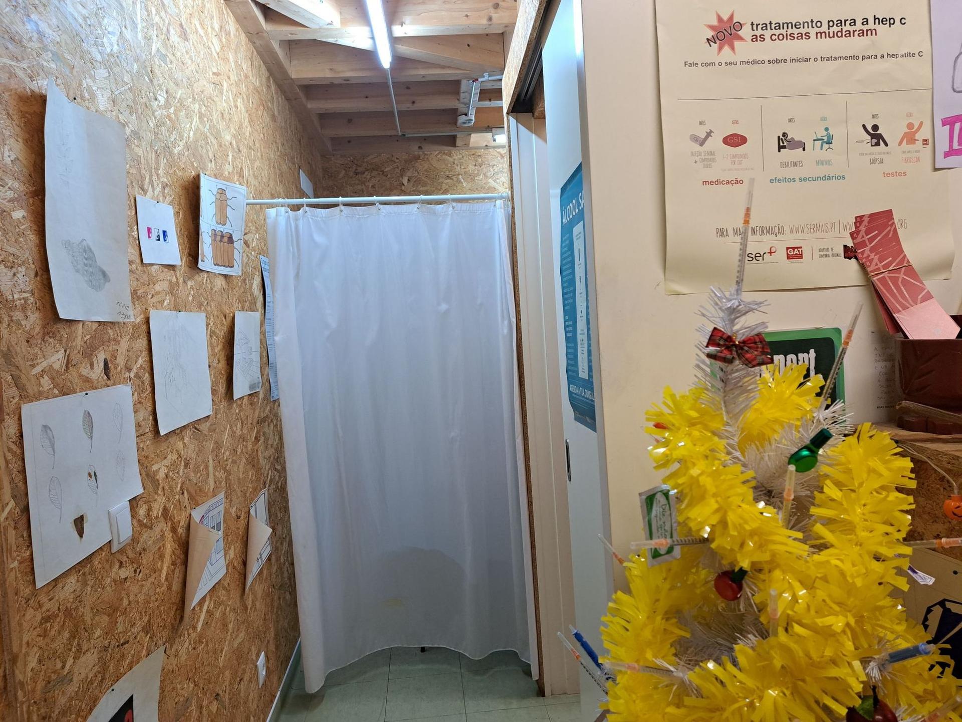 O draperie de spital separă camera de injectare de restul unității de consum supravegheat
