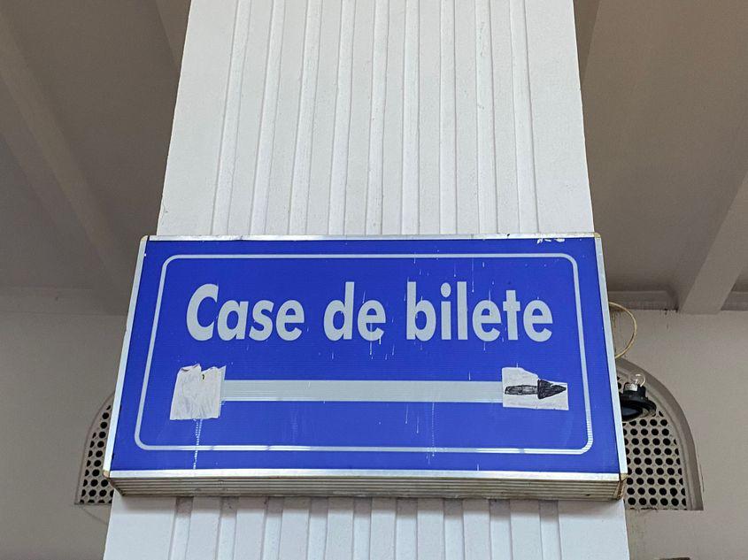 CFR Călători susține că eliberează, în medie, un bilet pe minut la ghișeele sale. Chiar și așa, se formează cozi, mai ales în orele de vârf.