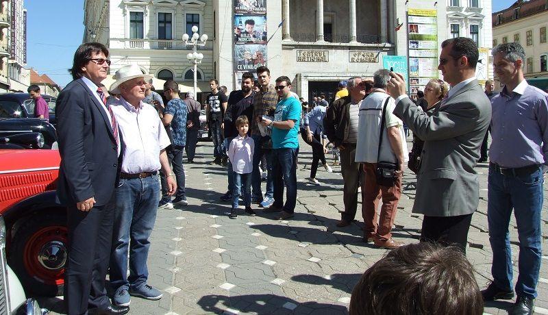 Vasile Paraschiv, șoferul lui Robu, îi face o poză edilului. Foto: Renasterea.ro