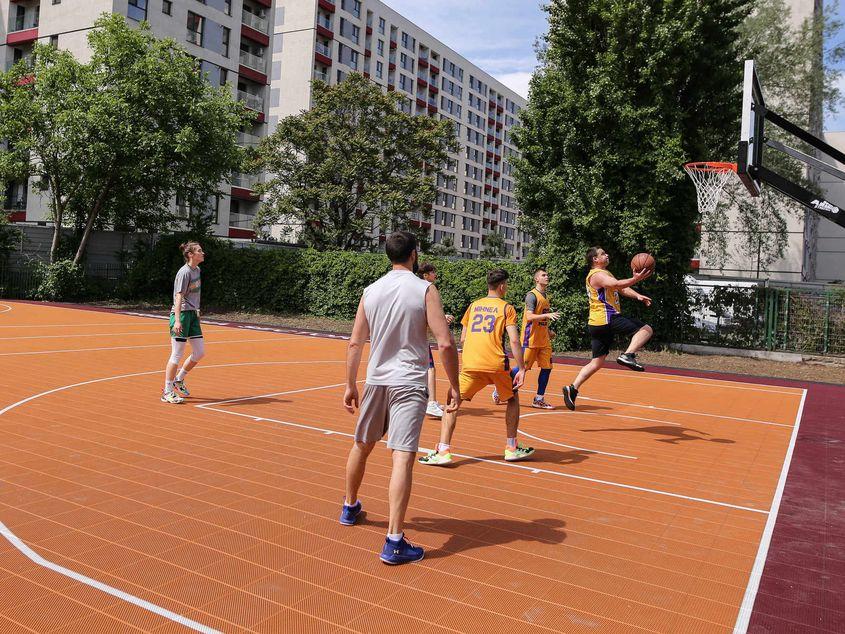 Eveniment dedicat deschiderii curților unităților de învățământ pentru toți membrii comunității sectorului 6, în București, 22 mai 2021. Inquam Photos / Sabin Cirstoveanu
