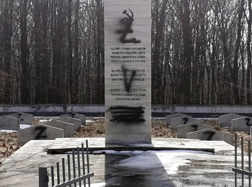 Un monument închinat Armatei Roșii, vandalizat în Moțcani, județul Iași în 2022