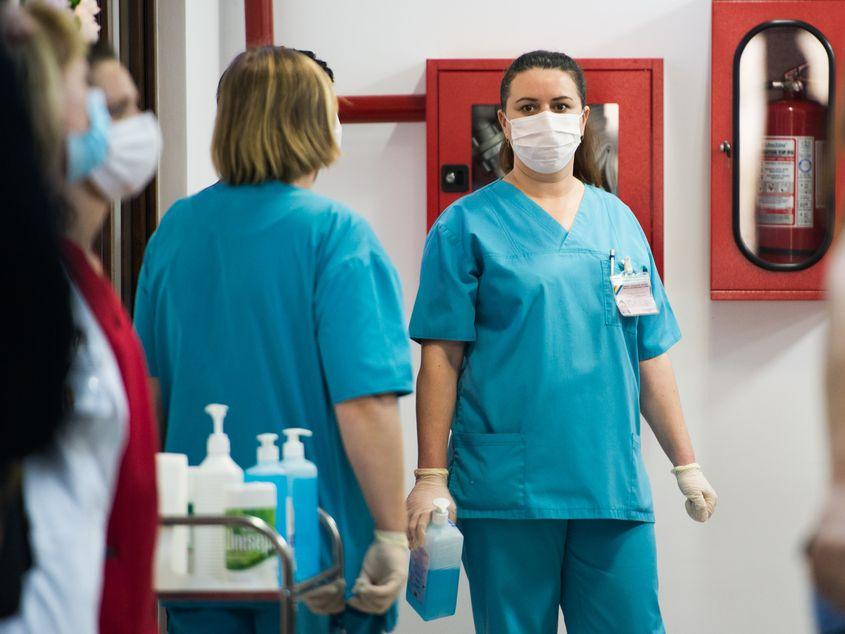 Personalul medical primește măști în ajutor inclusiv de la societatea civilă.
Foto: Ioana Epure
