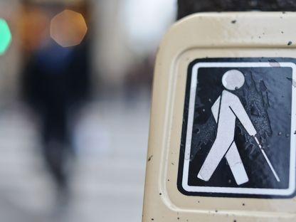 Cu ochii larg închiși