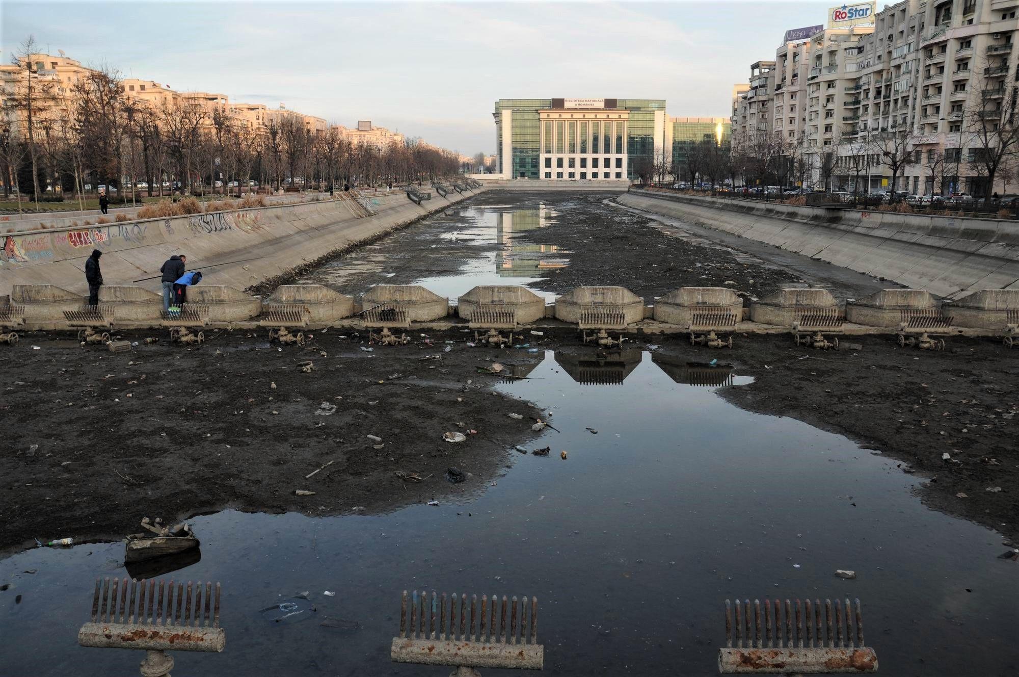 Dâmbovița arată extrem de trist pe mare parte din lungimea ei. Foto: Lucian Muntean