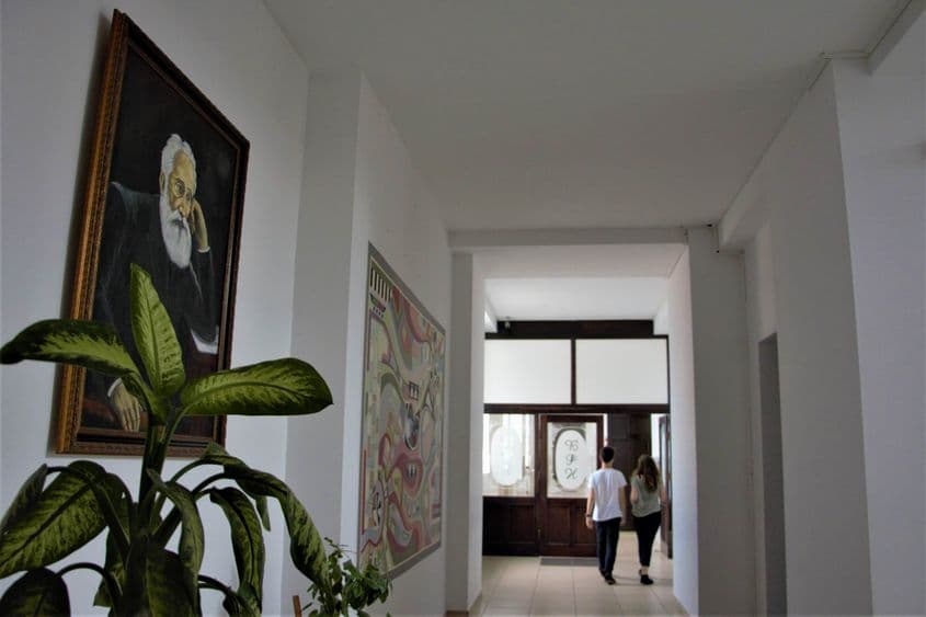 Peste tot în liceu sunt portrete ale patronului spiritual, Bogdan Petriceicu Hasdeu.