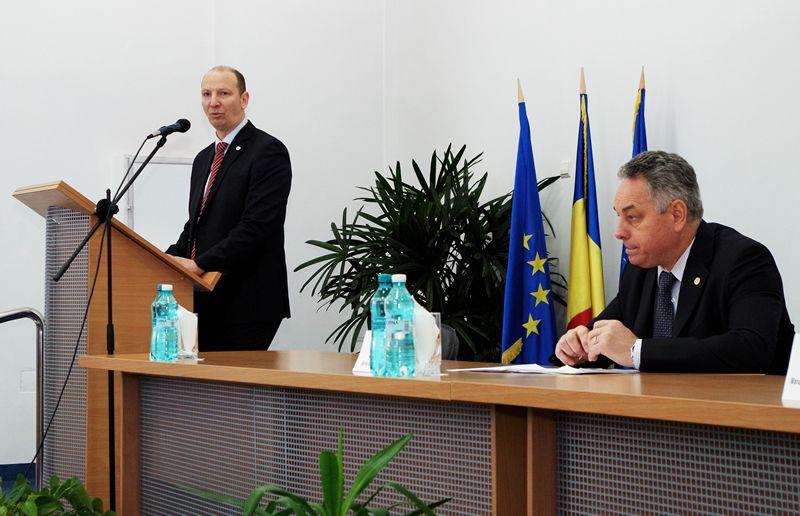 Niculae Iancu, în picioare, într-o imagine de pe site-ul SRI.