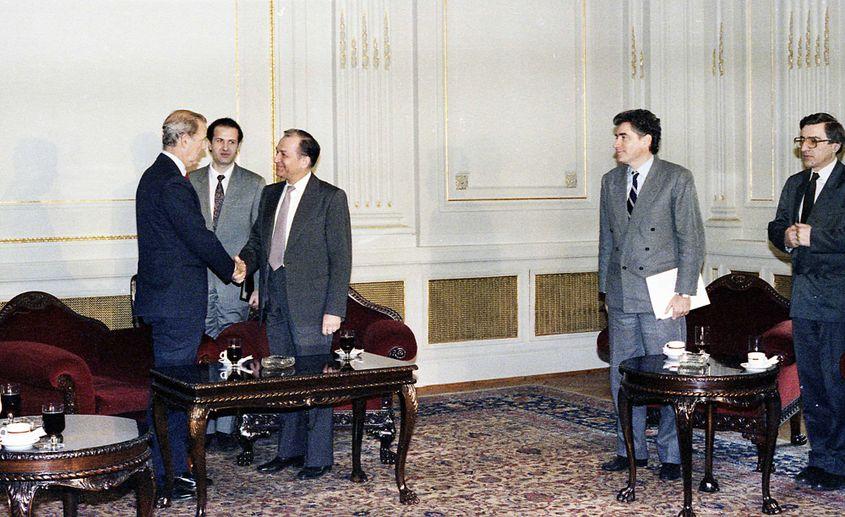 James Baker, secretar de stat al SUA, primit de preşedintele Ion Iliescu, la începutul anului 1990. Al doilea din dreapta e premierul Petre Roman.