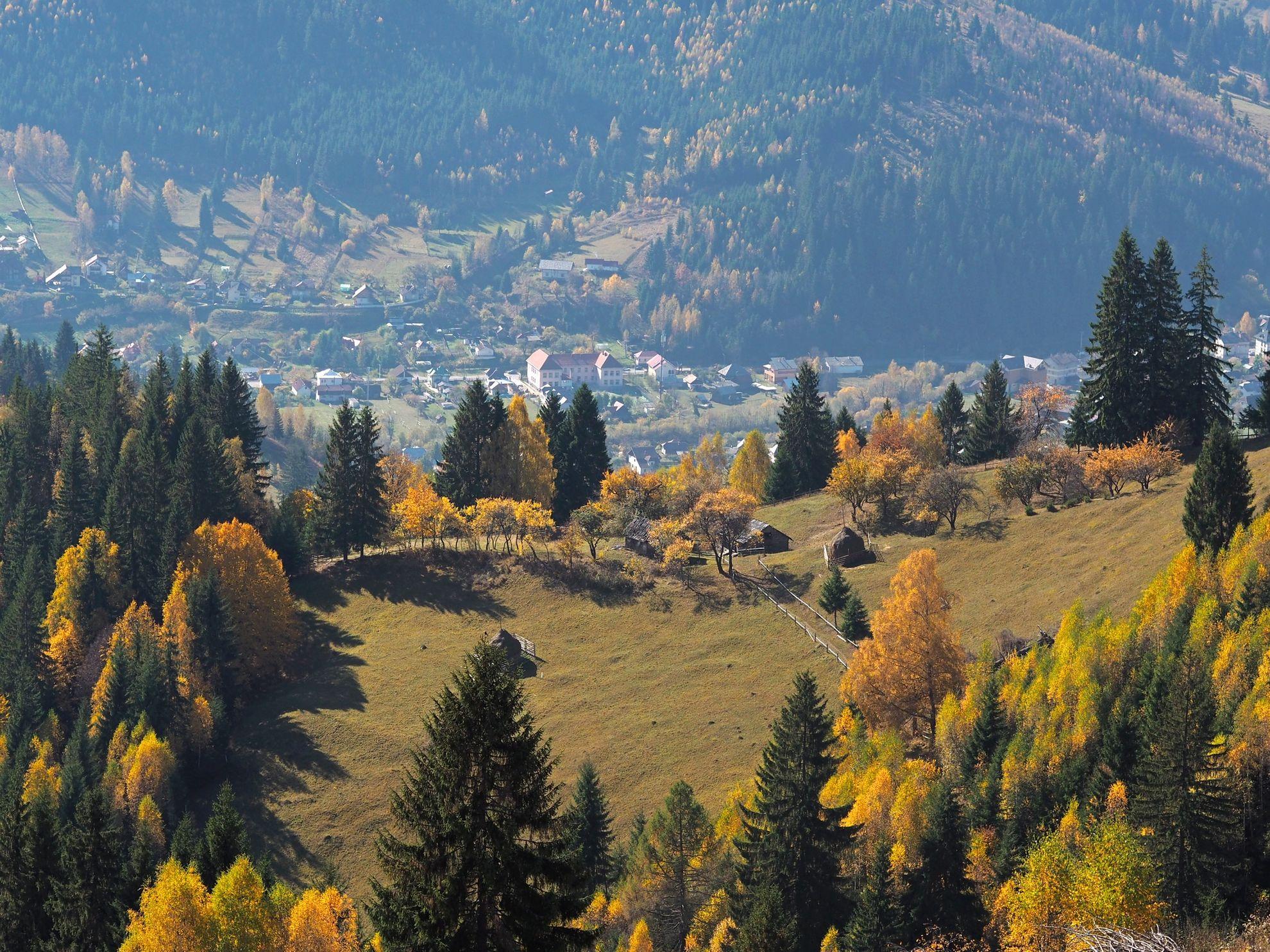 Fundu Moldovei e o poezie de loc, mai ales privit de sus, după urcarea lungă dinspre Sadova.