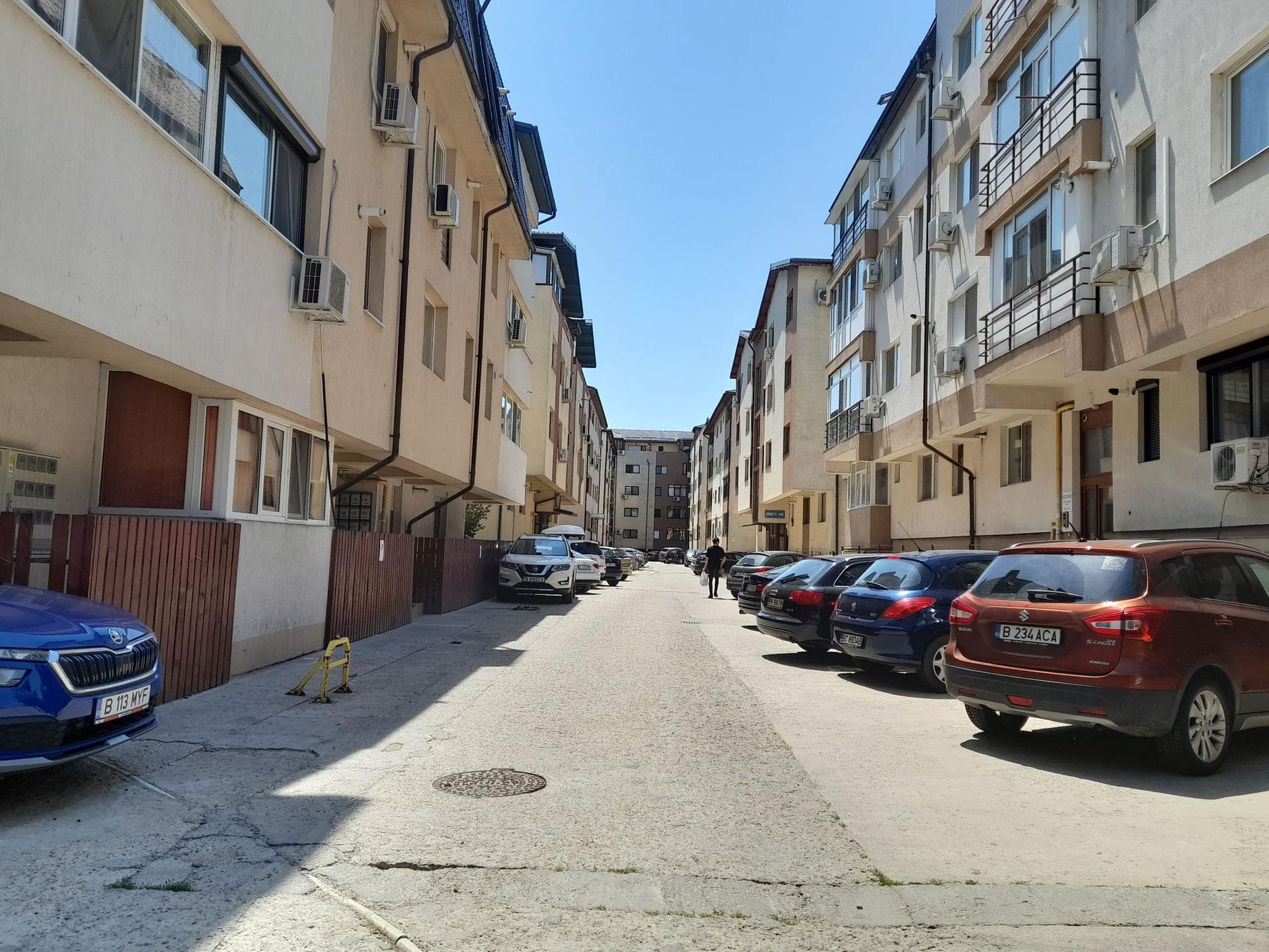 Așa arată un ansamblu rezidențial relativ nou de pe strada Burniței. Blocuri foarte apropiate între ele, mașini parcate sub geam, spațiu verde inexistent