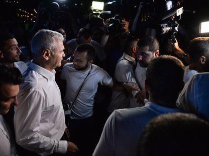Liviu Dragnea, după încheierea mitingului din 9 iunie, când a fost întrebat dacă îi place mizeria rămasă în Piaţă. Fotografii: Lucian Muntean