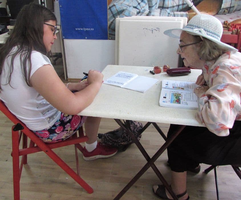 Doamna profesoară Marica Bărbieru împreună cu Mădălina, eleva ei preferată. Foto: Arhiva personală