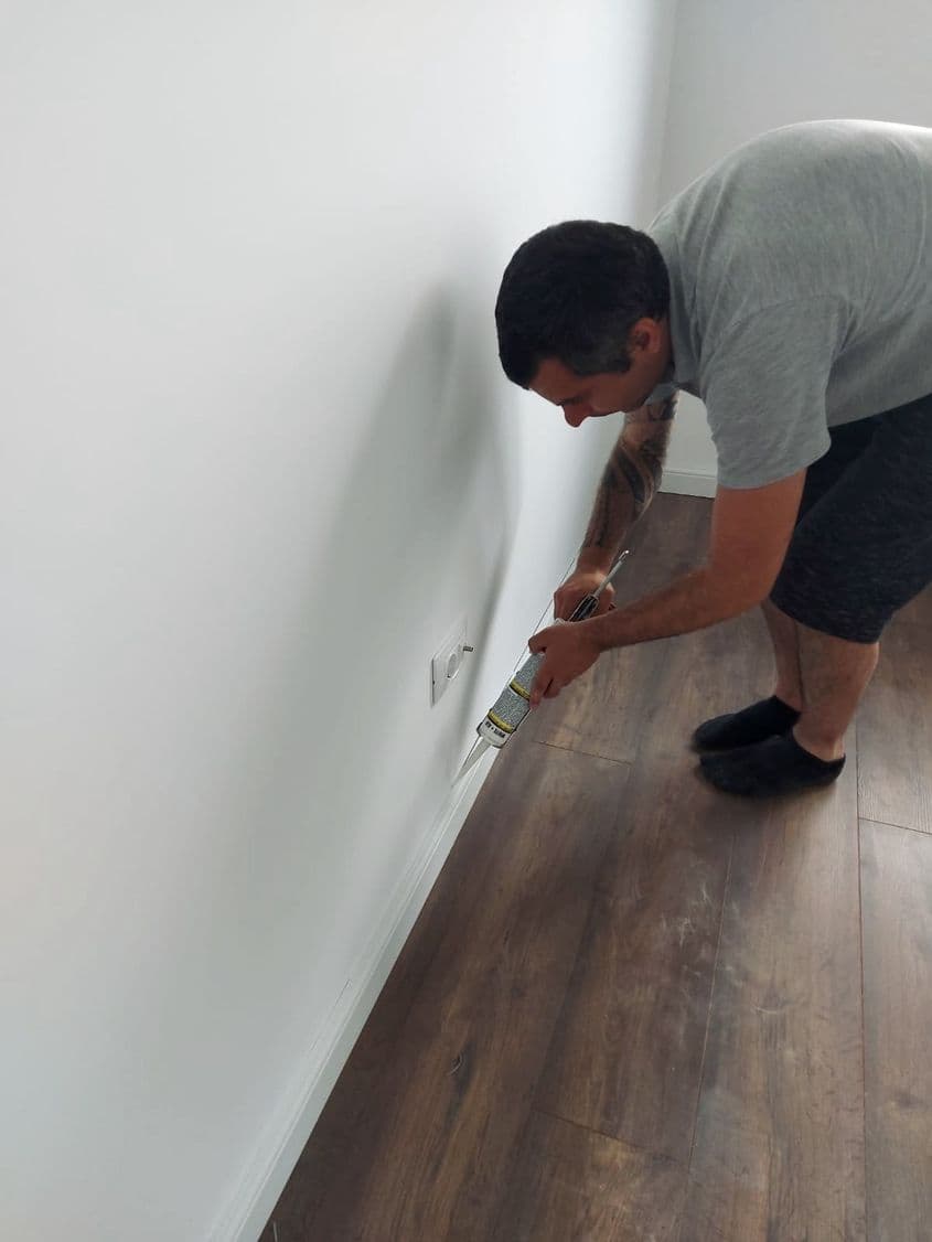 Tot el a fost cel care a montat și plinta din PVC. Foto: arhivă personală.