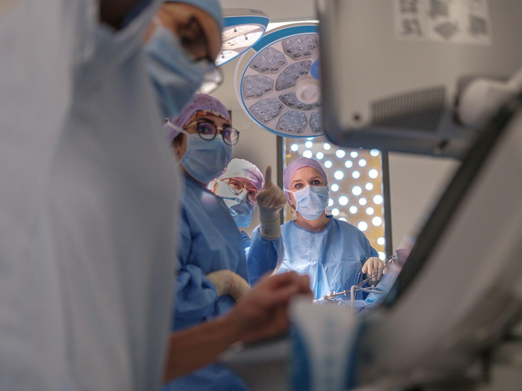 Olivia Sgarbură în blocul operator, Institutul Regional de Cancer din Montpellier, Franța. Foto: Cosmin Bumbuț