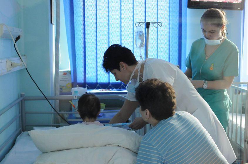 Unul dintre copiii internați cu SHU la Spitalul „Marie Curie”.