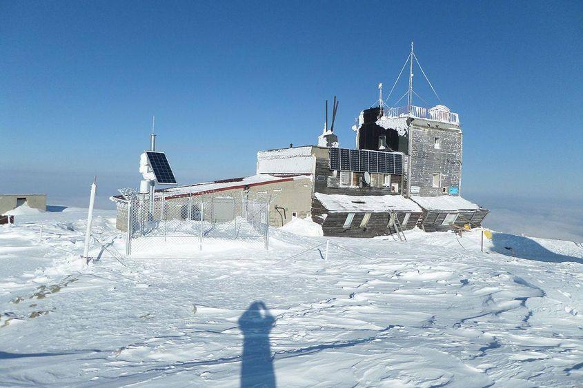 Stația meteorologică Omu, fotografiată de Radu Manta pe 9 ianuarie 2017, la minus 24 de grade Celsius