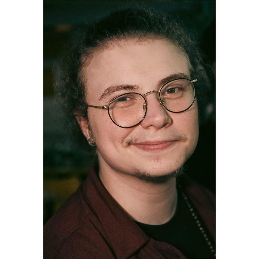 Spre deosebire de poza din buletinul făcut la 18 ani, Flo acum are barbă, iar fizionomia este și ea puțin schimbată. Totul se datorează tranziției medicale începută în 2021. Foto: arhivă personală