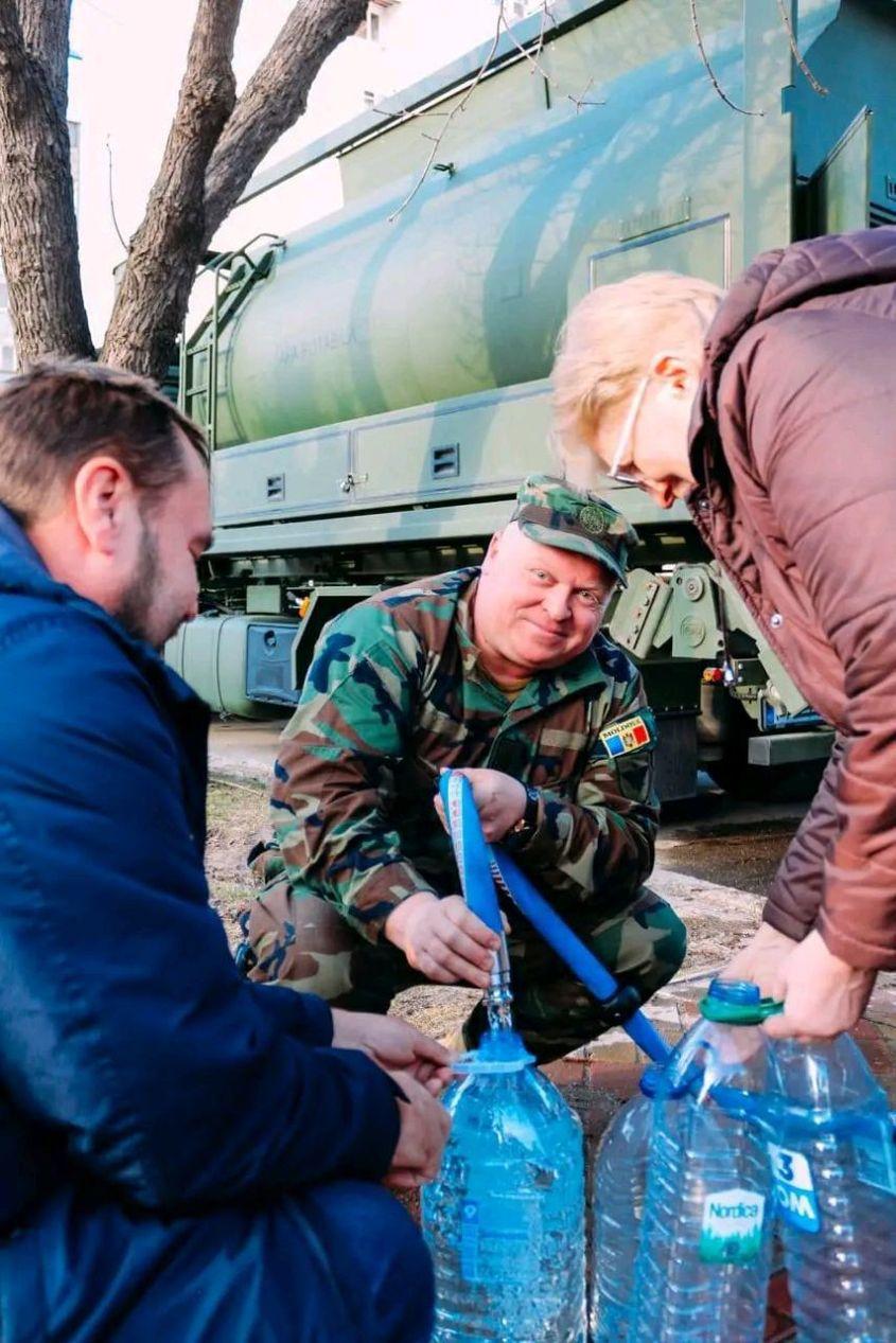 Armata Națională a Republicii Moldova a mobilizat 15 unități de tehnică și 22 de militari, cu o capacitate totală de 28,6 tone de apă potabilă și 31,4 tone de apă tehnică, pentru sprijinirea aprovizionării în nordul și centrul țării. Foto: Centrul Național de Management al Crizelor