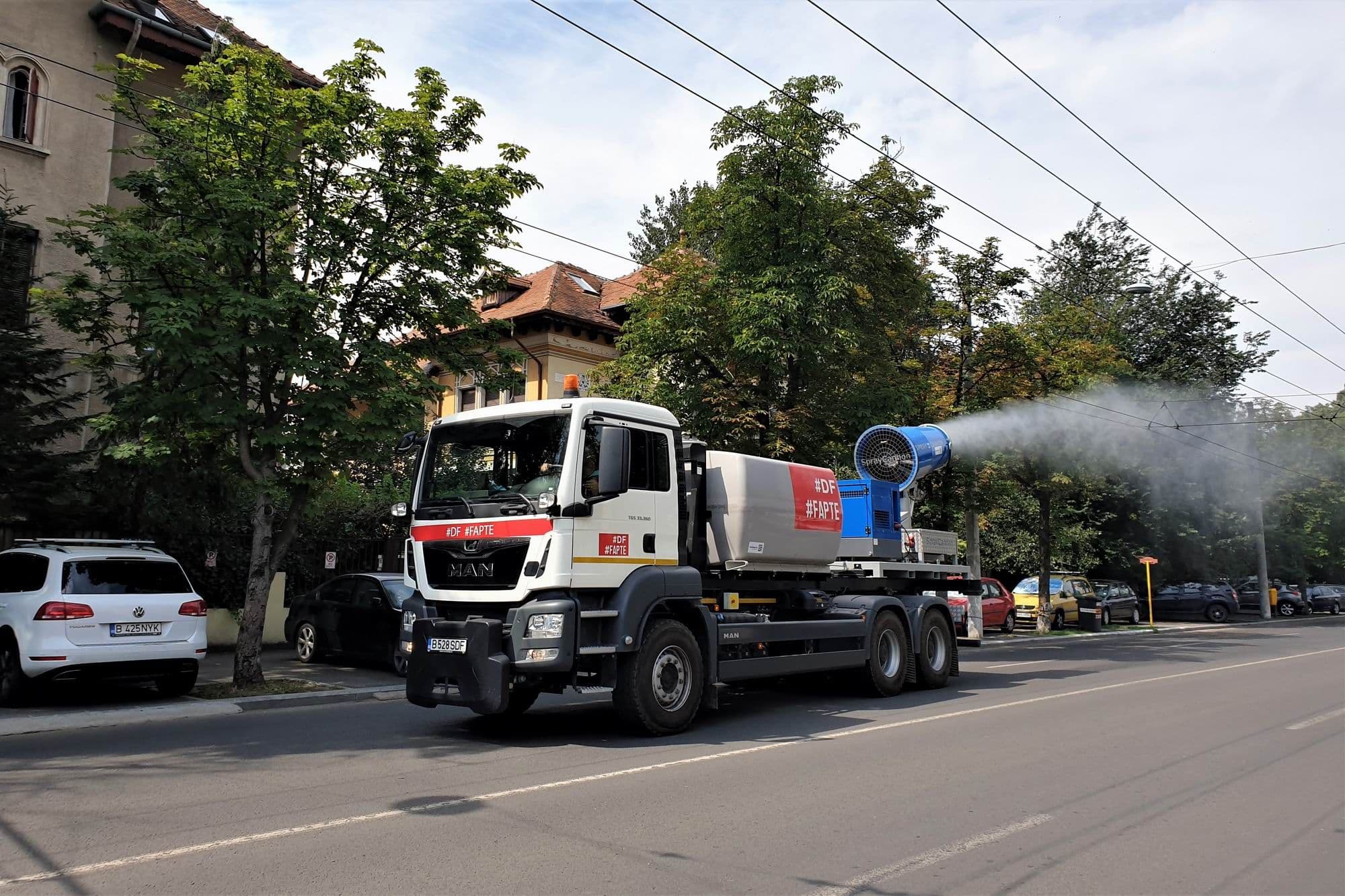 Grăbiți să demonstreze că luptă împotriva pandemiei, primarii au apelat la cele mai inutile (și periculoase) metode de dezinfectare. București. Foto Lucian Muntean