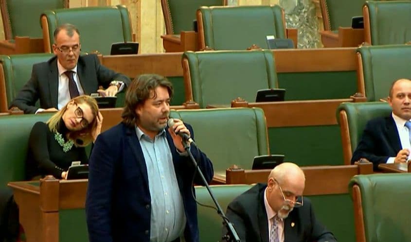 Mihai Goțiu, senator USR, la intervenția de ieri. În spatele lui, Alina Gorghiu. (Captură video)