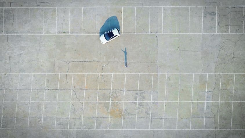 Mașinile vor fi în stare să parcheze singure, fără ajutor uman. Foto: Iewek Gnos / Unsplash