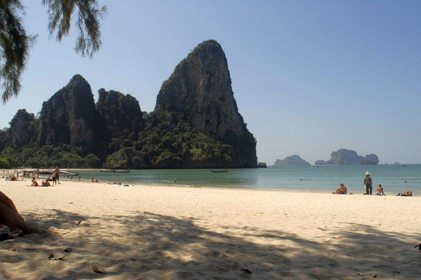 Railay Beach – o plajă nu departe de Krabi, pe care se ajunge cu bărci tradiţionale. Pe stânci sunt bătute trasee de căţărat.