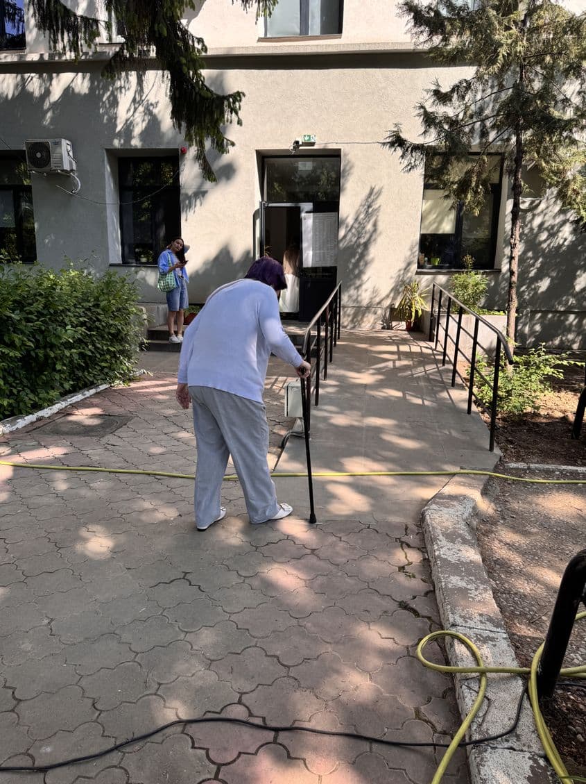 În fața rampei pentru persoane cu mobilitate redusă, un furtun care i-ar putea pune în dificultate pe cei care vor să folosească rampa. Foto: Laura Popa